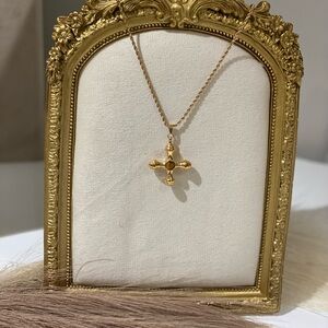 Elegant Gold Pendant Necklace